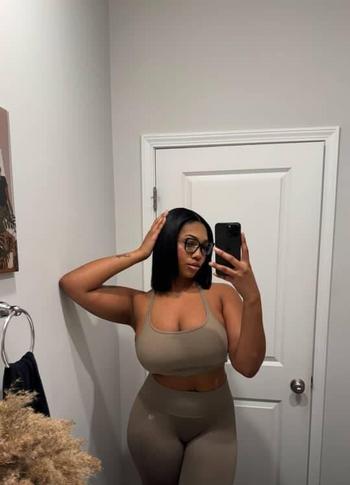 Floris, 25 Black female escort, Montreal